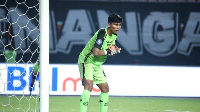 Kiper Persija Jakarta, Cahya Supriadi fokus menghalau tendangan RANS Nusantara di pekan 16 Liga 1 2023.