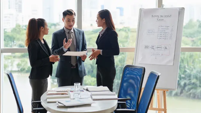 Ilustrasi berdiri, meeting, rapat, diskusi. (Image by pressfoto on Freepik)