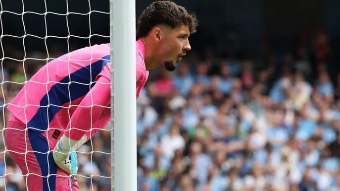 Kiper Manchester City asal Inggris #01, James Trafford, bereaksi selama pertandingan Premier League antara Manchester City dan Tottenham Hotspur di Stadion Etihad di Manchester, Inggris barat laut, pada 23 Agustus 2025. (Darren Staples/AFP)