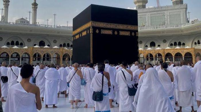 DIDUGA DITIPU - Ilustrasi jemaah umrah. Belasan jemaah umrah asal Jambi batal berangkat umrah, setelah beberapa hari terkatung di bandara Jakarta karena persoalan visa