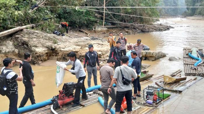 PETI DI GEOPARK - Satgas Gabungan PETI mengamankan empat rakit lanting tambang emas ilegal di kawasan Objek Wisata Muara Karing, Geopark Merangin, Kabupaten Merangin, Jumat (7/8/2026).