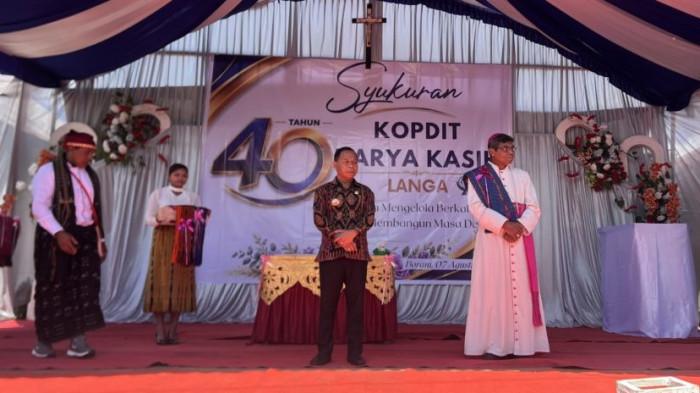 Uskup Agung Ende bersama Bupati Ngada dan Pengurus Koperasi Karya Kasih Langa