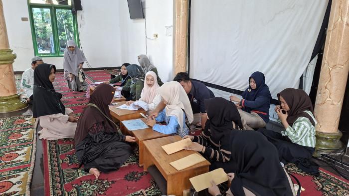 Santriwati Ponpes Riyadul Muhibbin Halong mengambil beasiswa Santri