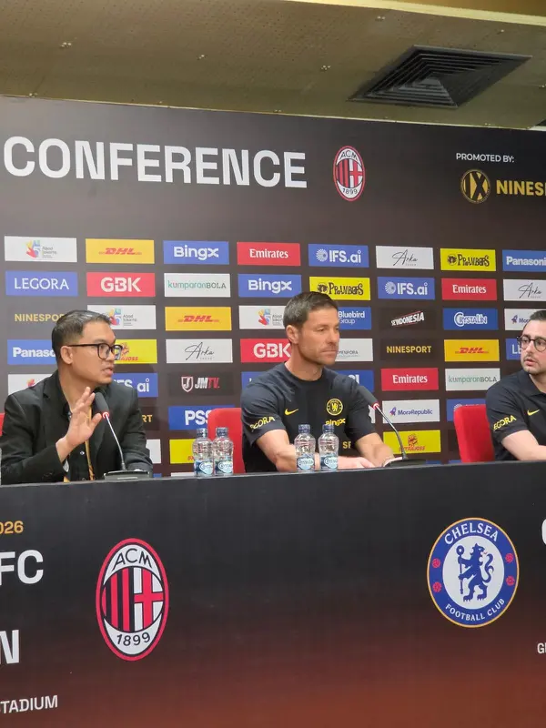 Manajer Chelsea, Xabi Alonso, dalam sesi konferensi pers menjelang laga pramusim kontra AC Milan di Stadion GBK Jakarta, Jumat (7/8/2026). (Liputan6/Thomas)