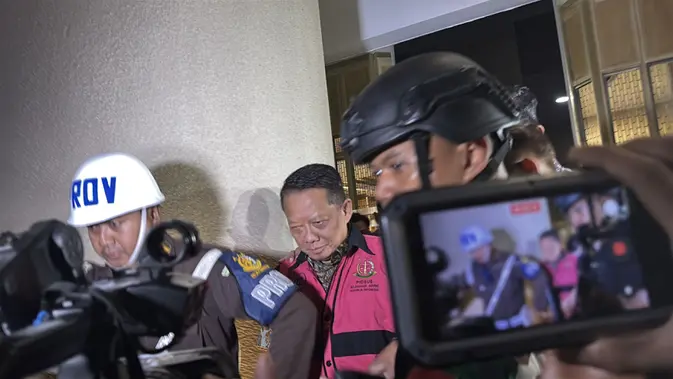 7 Jam Diperiksa, Febrie Adriansyah Dikawal Ketat saat Keluar Gedung Kejagung