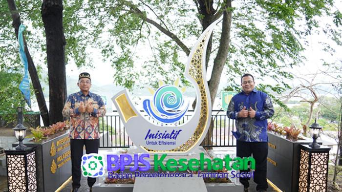 Direktur Utama BPJS Kesehatan Prihati Pujowaskito bersama Wali Kota Sabang Zulkifli H. Adam berfoto di Taman Budaya Gotong Royong BPJS Kesehatan di Kota Sabang, Jumat (7/8/2026).