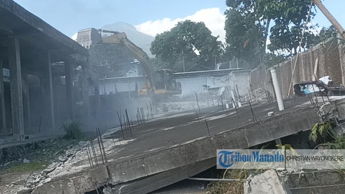 ALAT BERAT - Eksekusi lahan terjadi di Airmadidi, Minut, Kamis (6/8/2026). Satu unit alat berat jenis ekskavator lakukan pembongkaran bangunan.