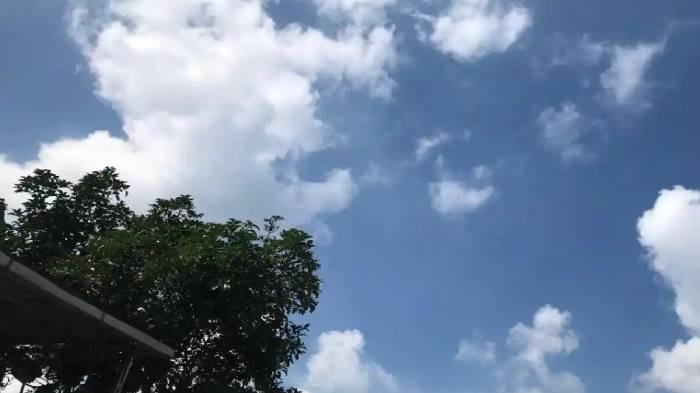 CUACA SURABAYA - BMKG memprakirakan cuaca Surabaya didominasi cerah berawan dari pagi hingga malam. Suhu udara berkisar 22-33°C dengan angin dari arah utara berkecepatan hingga 25 km/jam. Siapkan perlindungan dari sinar matahari dan tetap terhidrasi saat beraktivitas di luar ruangan.