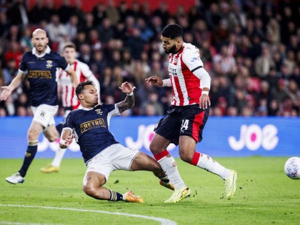 Dean James (bawah) bersiap meladeni klubnya Nathan Tjoe-A-On di pekan pertama Liga Belanda.