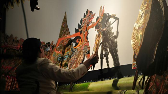 PEMENTASAN WAYANG- Ilustrasi pementasan wayang yang merupakan bagian dari kesenian masyarakat Jawa.
