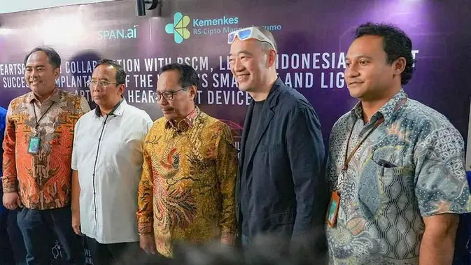 Direktur Jenderal Kesehatan Lanjutan Kementerian Kesehatan (Kemenkes) Azhar Jaya (kemeja putih) minta agar ilmu implantasi LVAD CoreHeart 6 dibagikan ke tim lain.