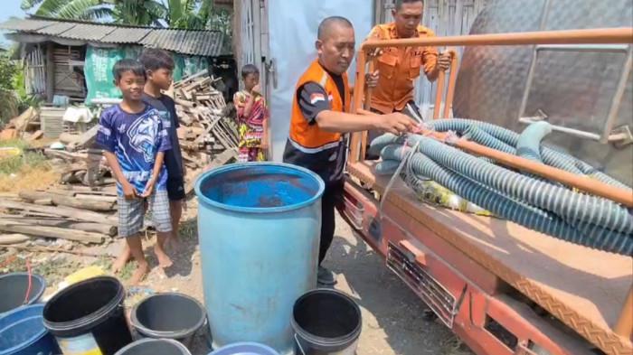 PEMBAGIAN AIR BERSIH - Pembagian air bersih yang dilaksanakan olehs