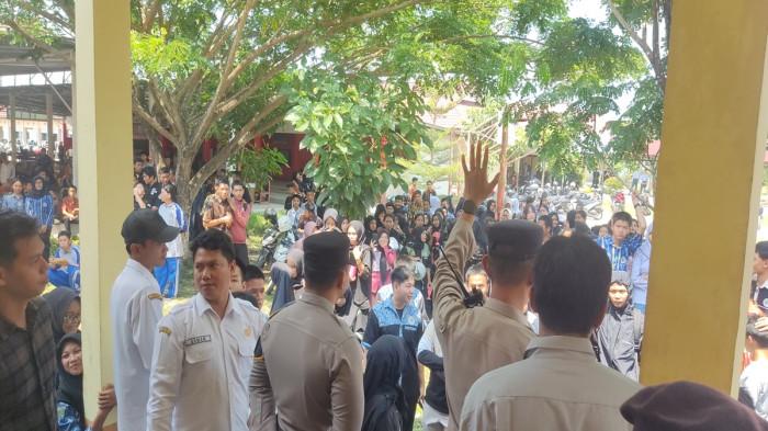 SMKN 1 MEMPAWAH HILIR - Ratusan siswa SMK Negeri 1 Mempawah Hilir menggelar aksi penyampaian aspirasi di lingkungan sekolah soal dugaan skandal dua gurunya, Rabu 5 Agustus 2026 pagi. SN beberkan kronologi lengkap video viral dugaan skandal di Hotel Patoka.