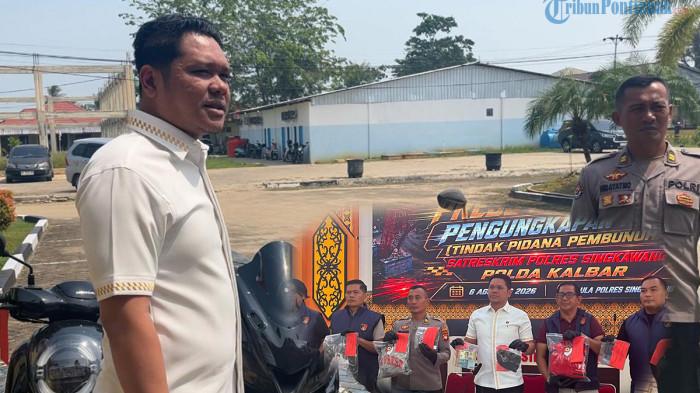 PENEMBAKAN - Kasat Reskrim Polres Singkawang AKP Raja Toga Paruhum Kasatreskrim Polres Singkawang AKP Raja Toga Paruhum memperlihatkan barang bukti tiga unit sepeda motor kasus pembunuhan berencana di Kopisan, Kelurahan Sedau, Kecamatan Singkawang Selatan, Kota Singkawang, Kalbar, Kamis 6 Agustus 2026. Berikut fakta-fakta kasus ini.