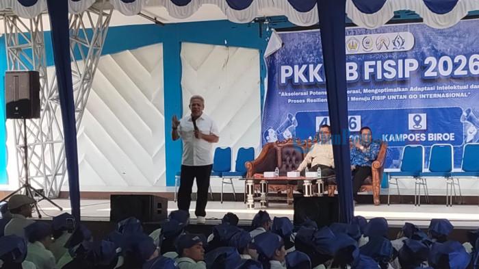 PKKMB UNTAN - Muda Mahendrawan saat memberikan arahan dalam hari puncak Pengenalan Kehidupan Kampus bagi Mahasiswa Baru (PKKMB) Fakultas Ilmu Sosial dan Ilmu Politik (FISIP) Universitas Tanjungpura (UNTAN) tahun 2026 di area halaman fakultas, Jl. Profesor Dr.H. Hadari Nawawi, Kelurahan Bansir Laut, Kecamatan Pontianak Tenggara, Kota Pontianak pada Kamis 6 Agustus 2026. Ia meminta mahasiswa jangan mau diperbudak AI.