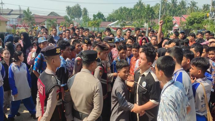 SMKN 1 MEMPAWAH HILIR - Ratusan siswa SMK Negeri 1 Mempawah Hilir menggelar aksi penyampaian aspirasi di lingkungan sekolah soal dugaan skandal dua gurunya, Rabu 5 Agustus 2026 pagi. Berikut 5 fakta skandal dua oknum guru SMKN 1 Mempawah Hilir.