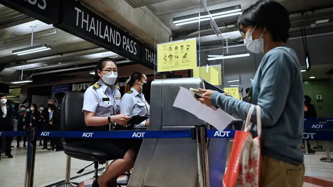 Petugas berpura-pura memasuki jalur masuk baru di Bandara Internasional Suvarnabhumi saat mereka berlatih prosedur untuk pembukaan kembali Thailand, di Bangkok, Rabu (27/10/2021). Mulai 1 November, Thailand akan dibuka kembali tanpa karantina untuk yang divaksinasi penuh. (Lillian SUWANRUMPHA/AFP)