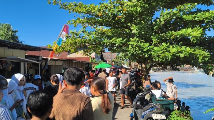 Selaju SAMPAN- Suasana menjelang Selaju Sampan dalam rangka memeriahkan HJK Padang ke-357 tahun di kawasan Sungai Batang Arau, Kecamatan Padang Selatan, Kota Padang, Jumat (7/8/2026) sore. Masyarakat sudah memadati area, dua jam jelang acara dimulai.
