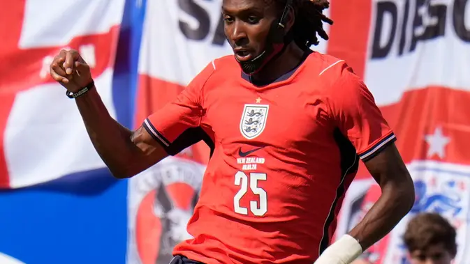 Aksi Djed Spence dalam laga Inggris vs Selandia Baru, 7 Juni 2026. (AP Photo/Chris O'Meara)