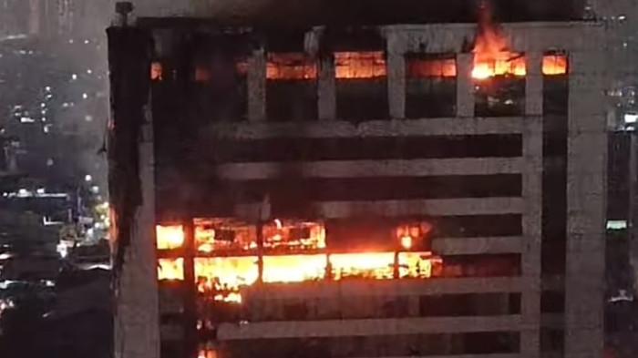 KEBAKARAN - Kebakaran Gedung Bapenda DKI Jakarta di Jalan Abdul Muis, Petojo, Gambir, Jakarta Pusat, Jumat (7/8/2026) malam.