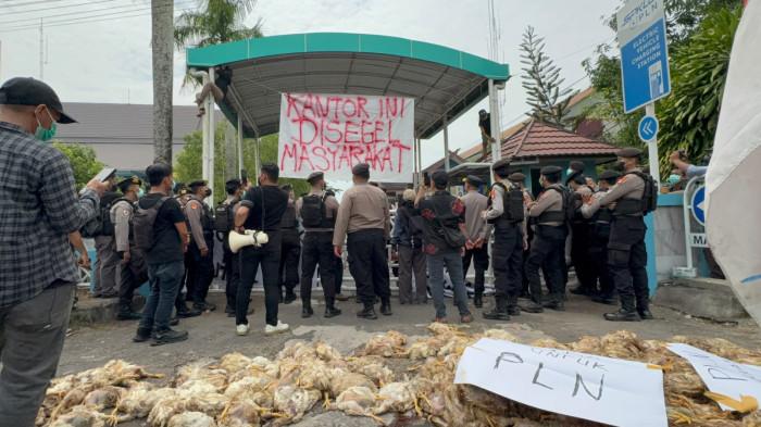 BANGKAI AYAM - Aliansi Gerakan Palangka Raya Gelap (GPG) Kalimantan Tengah menyegel Kantor PLN Unit Pelaksana Pelayanan Pelanggan (UP3) Palangka Raya.