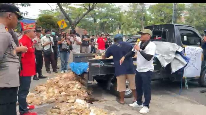MASSA AKSI - Pendemo menumpahkan bangkai ayam sebagai bentuk protes pemadaman listrik yang dilakukan PLN di depan kantor PLN di Palangka Raya, Rabu (29/7/2026) lalu