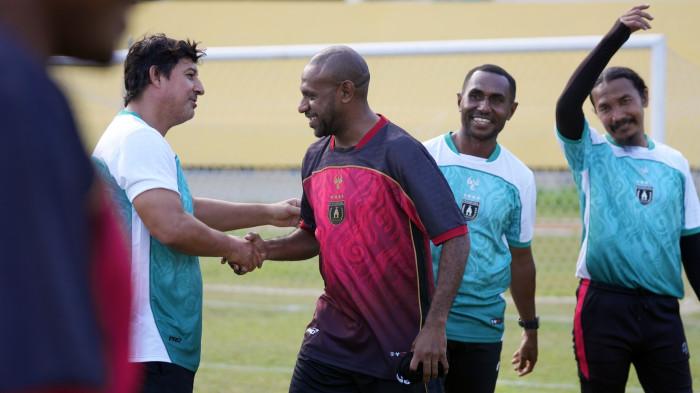 LATIHAN PERDANA - Tampak legenda Persipura Jayapura, Boaz Solossa menyalami Football Director Persipura, Angel Alfredo Vera dan jajaran pelatih dalam latihan perdana di Stadion Mandala, Papua, Rabu (22/7/2026) sore. Persipura memasang target promosi Super League musim ini.