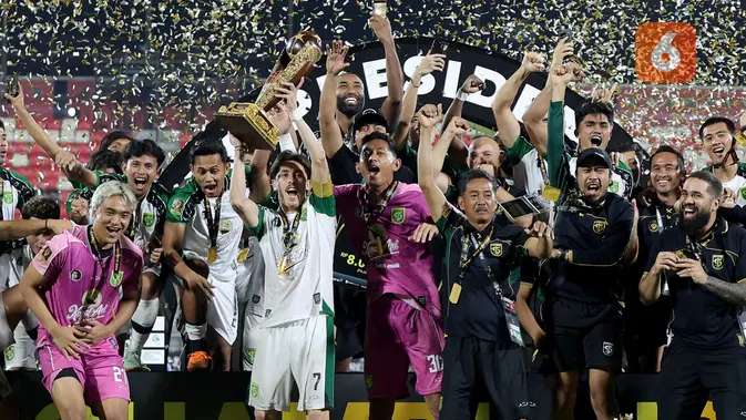 Kapten Persebaya Surabaya, Francisco Rivera, mengangkat trofi juara Piala Presiden 2026 saat perayaan kemenangan usai mengalahkan Persib Bandung pada laga final di Stadion Kapten I Wayan Dipta, Gianyar, Bali, Kamis (6/8/2026). Persebaya memastikan gelar juara perdana setelah menang dramatis 6-5 lewat adu tendangan penalti, menyusul hasil imbang 1-1 hingga babak tambahan waktu. (KapanLagi.com/Budy Santoso)