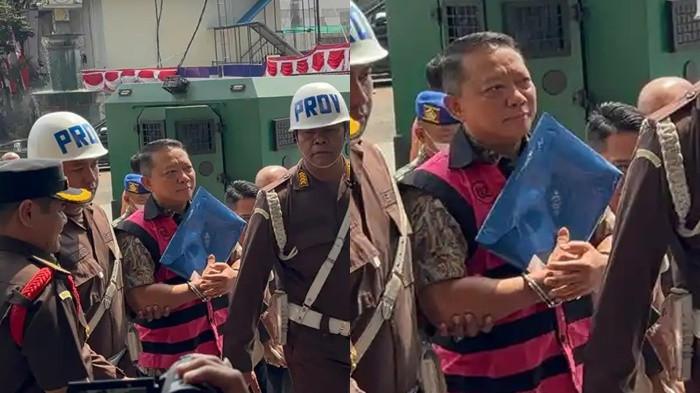 DIBAWA -- Mantan Jampidsus Febrie Adriansyah menjalani pemeriksaan Tim 9 Kejagung terkait kasus dugaan TPPU, Jumat (7/8/2026). Mengenakan rompi tahanan pink dan tangan terborgol, Febrie dibawa dari Rutan KPK ke Gedung Kejagung dengan pengawalan ketat aparat TNI dan Kejaksaan. Kuasa hukumnya, Febri Diansyah, memastikan kliennya kooperatif.