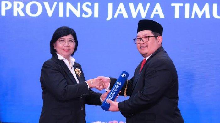 Deputi Gubernur Senior Bank Indonesia (BI), Destry Damayanti, mengukuhkan Erwin Gunawan Hutapea sebagai Kepala Perwakilan Bank Indonesia (KPwBI) Provinsi Jawa Timur, Kamis (22/2/2024).