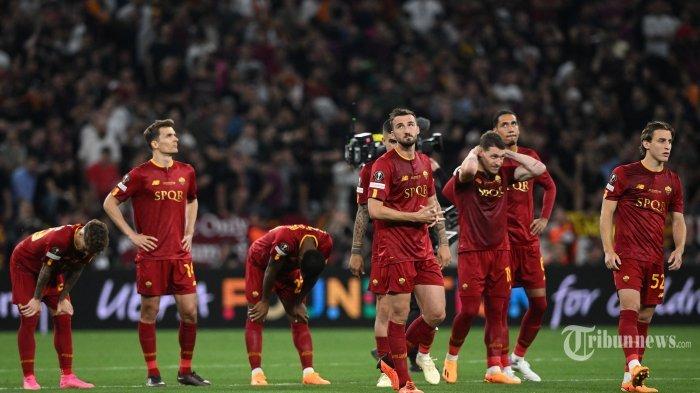 PEMAIN AS ROMA - Reaksi para pemain AS Roma atas kekalahan mereka dalam pertandingan sepak bola final UEFA Europa League antara Sevilla FC dan AS Roma di Puskas Arena di Budapest pada 31 Mei 2023. (Photo by VLADIMIR SIMICEK / AFP)
