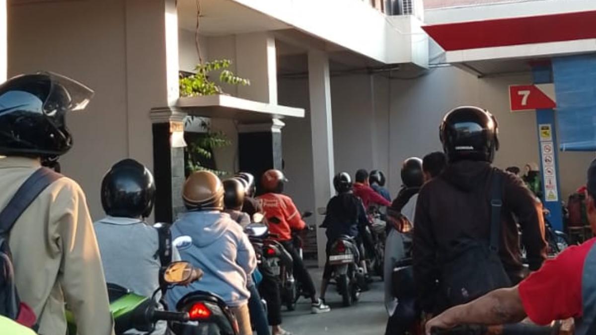 UPDATE HARGA BBM - Suasana antrean kendaran saat membeli Pertalite di SPBU Pucangsawit, Jebres, Surakarta Rabu (8/7/2026).