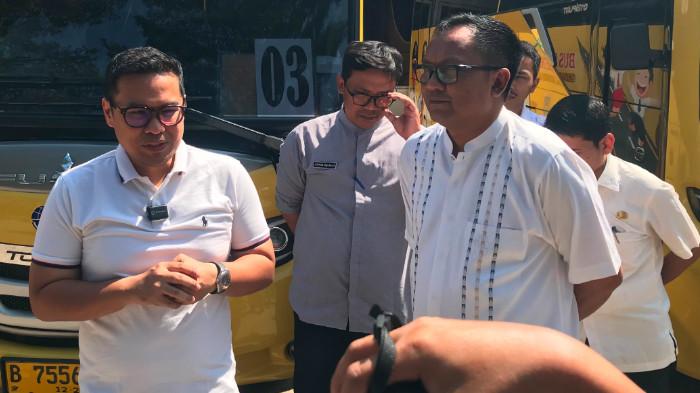 Potret saat Dishub Tangsel bersama Wakil Wali Kota Tangsel melakukan pengecekan armada bus sekolah sebelum tahun ajaran baru, Jumat (10/7/2026).