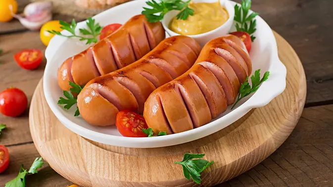 Sering bangun dengan wajah sembap dan berat? Bisa jadi karena makanan yang kamu konsumsi semalam, lho! Yuk, cari tahu jenis makanan yang diam-diam bikin wajah kembung  dan harus dihindari. (Foto dok: Freepik/timolina).