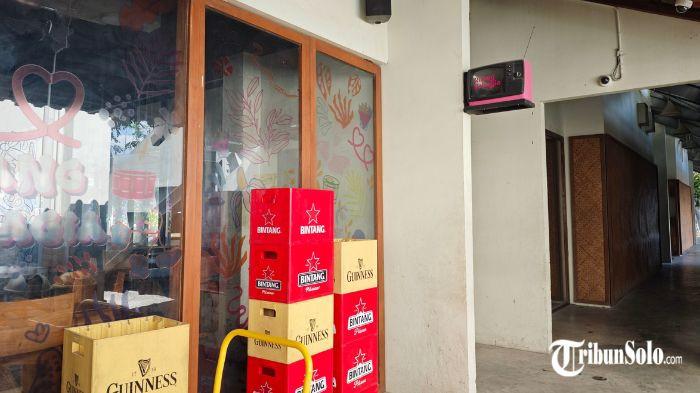 DITUTUP - Sebuah outlet miras di Lokananta, Ruang Bahagia ditutup karena terbukti melanggar aturan, belum lama ini. DPRD Solo mendesak Pemerintah Kota (Pemkot) Surakarta menolak penerbitan izin penjualan minuman beralkohol untuk outlet Ruang Bahagia di kawasan Lokananta.