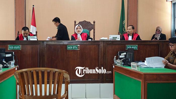 GUGAT PEMKOT SOLO - Sidang perdana outlet minuman keras (miras) Ruang Bahagia yang menggugat Pemerintah Kota (Pemkot) Solo setelah outletnya digrebek Satpol PP, Selasa (4/8/2026). Pihak Ruang Bahagia melayangkan gugatan dalam dua perkara 206/Pdt.G/2026/PN Skt yang disidangkan hari ini dan 209/Pdt.G/2026/PN Skt akan disidangkan pada hari Kamis (6/8/2026) mendatang.