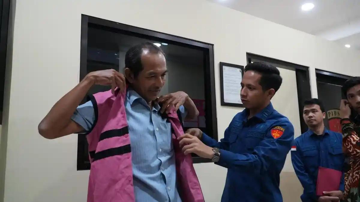 KORUPSI ANTENA RII - Tersangka berinisial S, mantan Kepala Bidang IT LPP RRI periode 2019-2021 sekaligus Ketua Pokja Pengadaan Barang dan Jasa. Kejaksaan Negeri (Kejari) Depok menetapkan S sebagai tersangka kasus dugaan korupsi pengadaan pemancar Siaran Luar Negeri Antena Rotable Log Periodic di RRI Cimanggis Tahun Anggaran 2021.