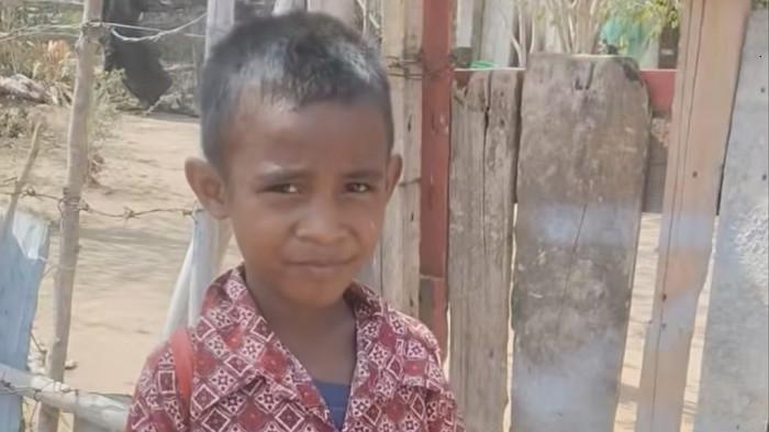 VIRAL - Sosok Rafa, murid kelas 2 Sekolah Sasar (SD) di Kota Palu, Sulawesi Tengah, mendadak menjadi perbincangan di media sosial.