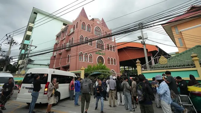 Warga berkumpul di luar sebuah sekolah setelah penembakan yang menyebabkan korban tewas dan luka-luka di Provinsi Nonthaburi, Thailand, Jumat (7/8/2026). (Dok. AP Photo/Sakchai Lalit)