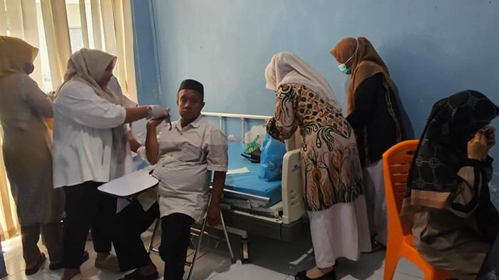 KIR KESEHATN CALON HAJI - Sejumlah petugas melayani kir kesehatan calon jemaah haji 2027 di RSUD Tg Abdullah Syafii Beureuenun, Pidie, Sabtu (8/8/2026).