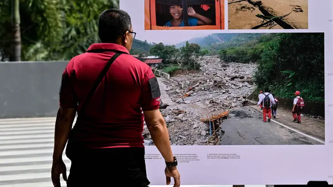 Pengunjung melihat karya pameran foto jurnalistik Prahara Pulau Emas di Museum Tsunami Aceh, Banda Aceh, Aceh, Sabtu, 8 Agustus 2026. (AFP/ Chaideer Mahyuddin)