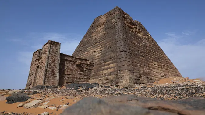 Sebuah piramida berdiri di situs arkeologi Meroe di Bejrawiya, Sudan, Sabtu, 1 Agustus 2026. (Foto AP/Mohnd Blal)