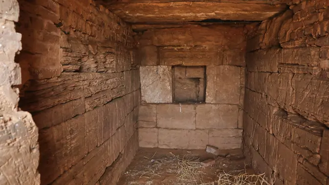 Ruang pemakaman berada di dalam sebuah piramida di situs arkeologi Meroe di Bejrawiya, Sudan, Sabtu, 1 Agustus 2026. (Foto AP/Mohnd Blal)