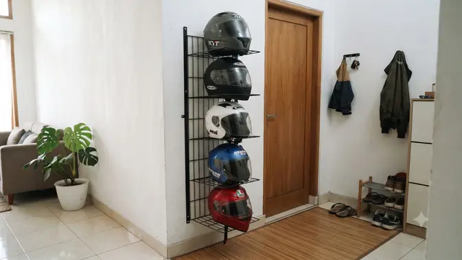 Ide Tempat Menyimpan Helm di Rumah Agar Tidak Berantakan (AI Generated)