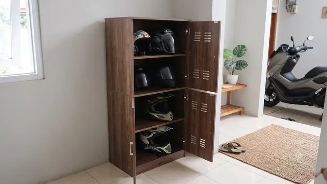Ide Tempat Menyimpan Helm di Rumah Agar Tidak Berantakan (AI Generated)