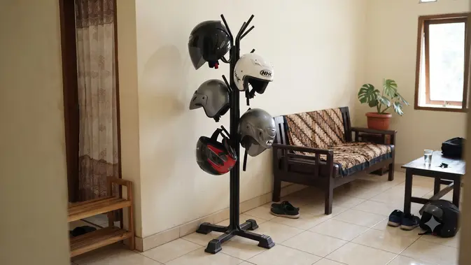 Ide Tempat Menyimpan Helm di Rumah Agar Tidak Berantakan (AI Generated)