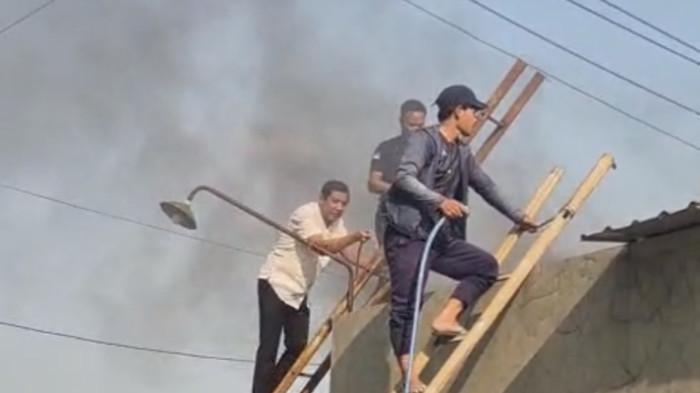 Screenshot: Tangkapan layar Plt Bupati Sukoharjo, Eko Sapto Purnomo saat ikut memadamkan api drone yang jatuh menimpa rumah warga di Desa Klumprit, Kecamatan Mojolaban, Kabupaten Sukoharjo.