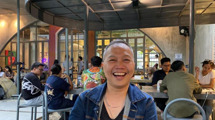 LAGU BARU - Musisi Sandhy Sondoro ketika ditemui di kawasan Ampera, Jakarta  Selatan, Jumat (14/11/2025). Sandhy kembali memanjakan telinga para penggemarnya lewat single terbaru yang diberi judul 