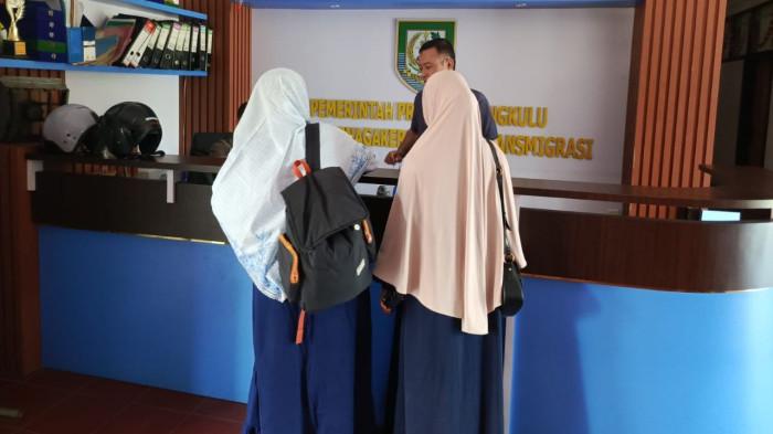 LAPOR KE DISNAKER - Dua guru SDIT Rabbani Kota Bengkulu saat mendatangi Dinas Ketenagakerjaan dan Transmigrasi Provinsi Bengkulu untuk mengadukan dugaan PHK sepihak, Jumat (7/8/2026). Tiga guru SDIT Rabbani Bengkulu mengaku diberhentikan tanpa peringatan dan menyebut pesangon belum diberikan.