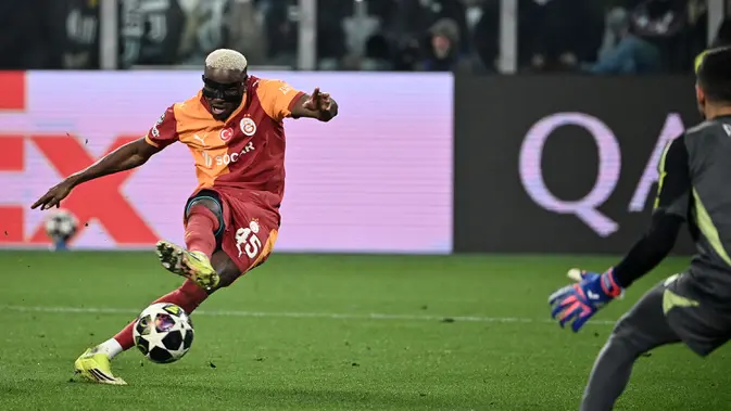 Sayangnya, kemenangan comeback yang diimpikan Juventus pupus. Mereka kecolongan dua gol lewat Victor Osimhen (105+2') dan Baris Alper Yilmaz (119'). (AFP/Isabella Bonotto)